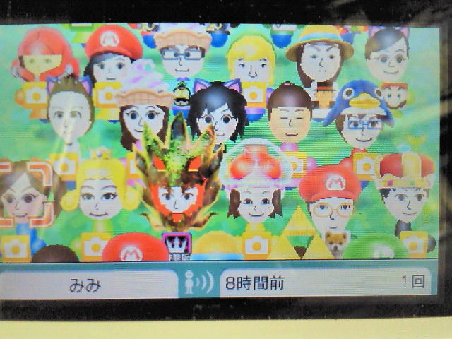 3DSの画面に表示された複数のMiiキャラクターの集まり。中央には特徴的な髪型と衣装のキャラクターがいて、背景にはいくつかの異なるMiiが見える。