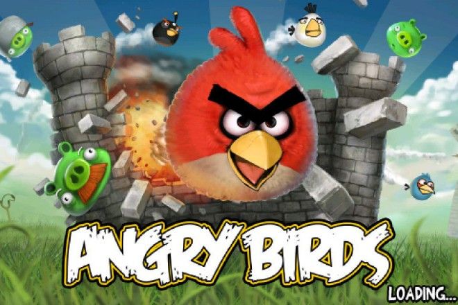 Angry Birdsのゲームの画面、赤い鳥が敷石の城に向かって発射される様子が描かれています。背景には青空と他の鳥や豚が表示されています。