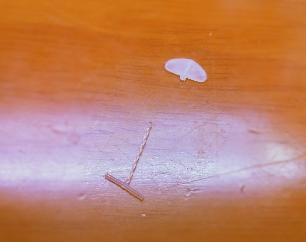 靴下についているプラスチックのタグと、取り外し用の糸が並んでいる様子を写した写真