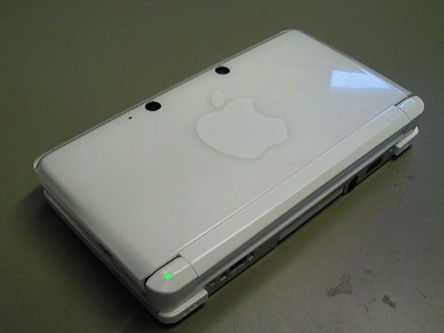 Appleのロゴが貼られた白い3DSの背面。